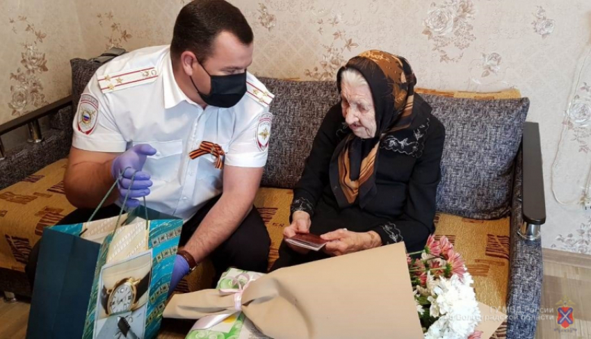 Долгожданный паспорт гражданина РФ получила 101-летняя жительница Волжского