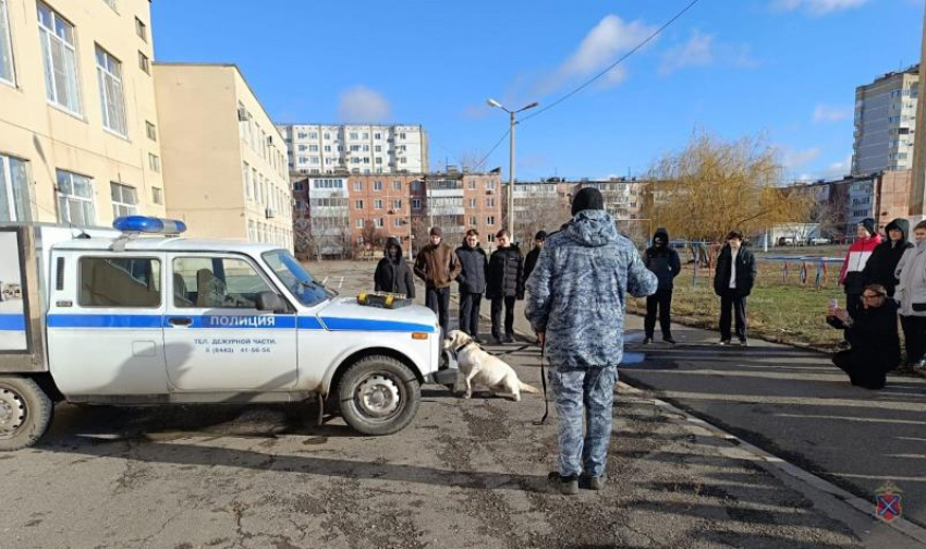 Полицейский десант высадился в школы Волжского