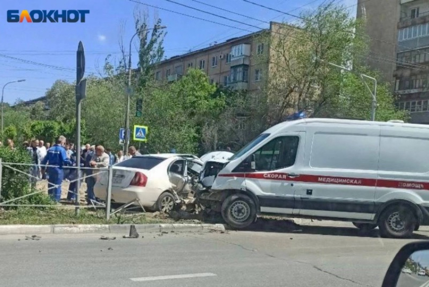 В Волжском произошла страшная авария с участием кареты скорой помощи: видео