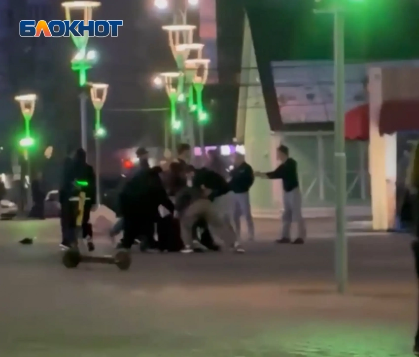 «На одонго меньше станет»: в Волжском охрана ТРЦ проигнорировала жестокую массовую драку 