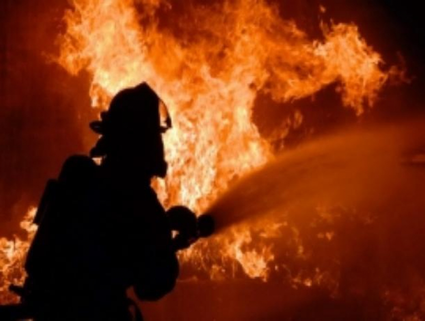 Два крупных пожара за ночь произошли в Средней Ахтубе