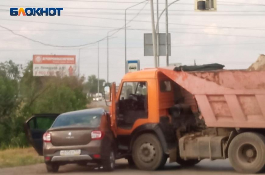 «Он стянул Логана с дороги»: в Волжском легковушку протаранил груженый КАМАЗ