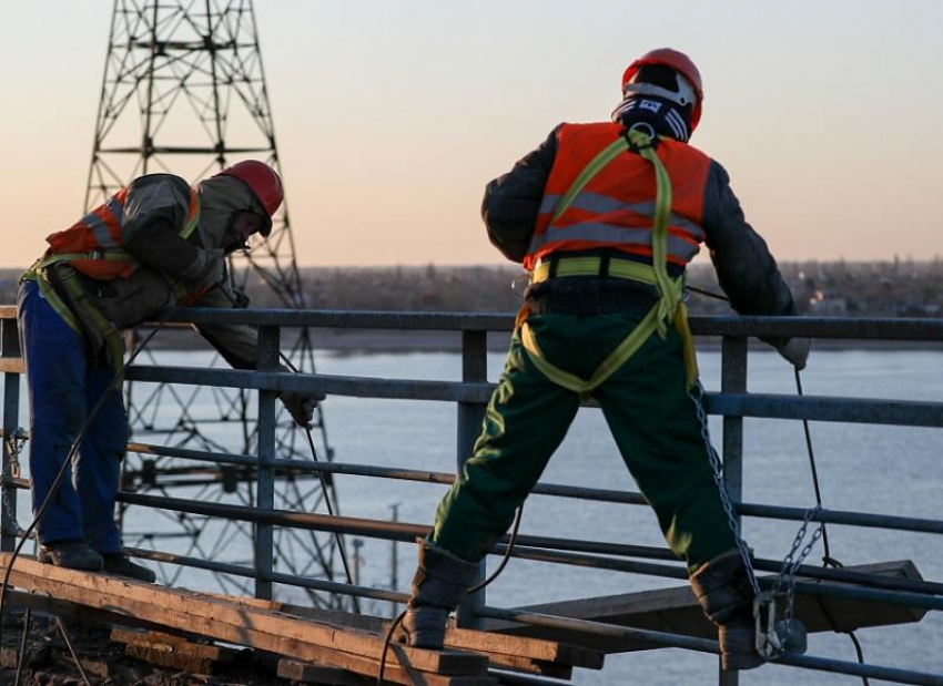Мост через Волжскую ГЭС ремонтируют в трех местах сразу