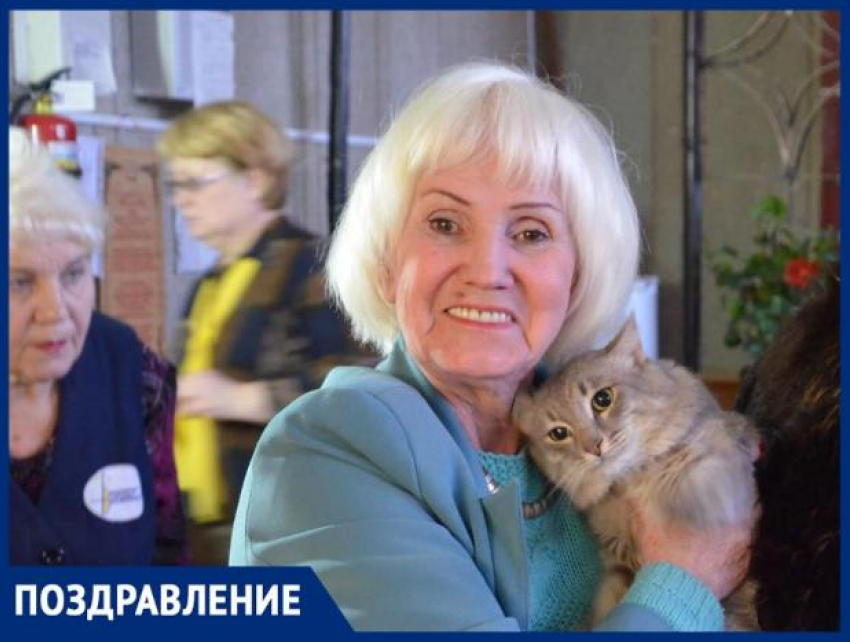 Коллеги поздравляют обаятельную сотрудницу с юбилеем