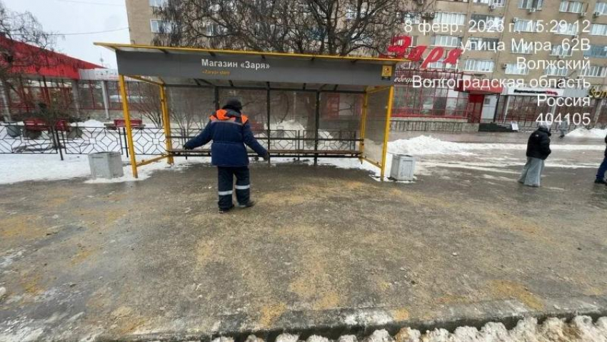 Справились ли с обледенением? Власти Волжского предоставили отчет об обработке улиц и остановок от гололеда