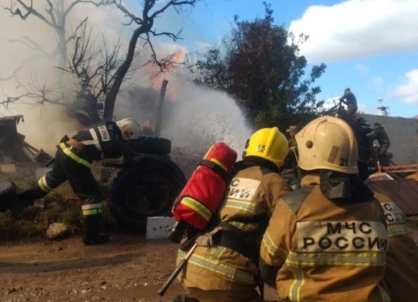 В селе Каршевитое под Ленинском сгорела хозпостройка