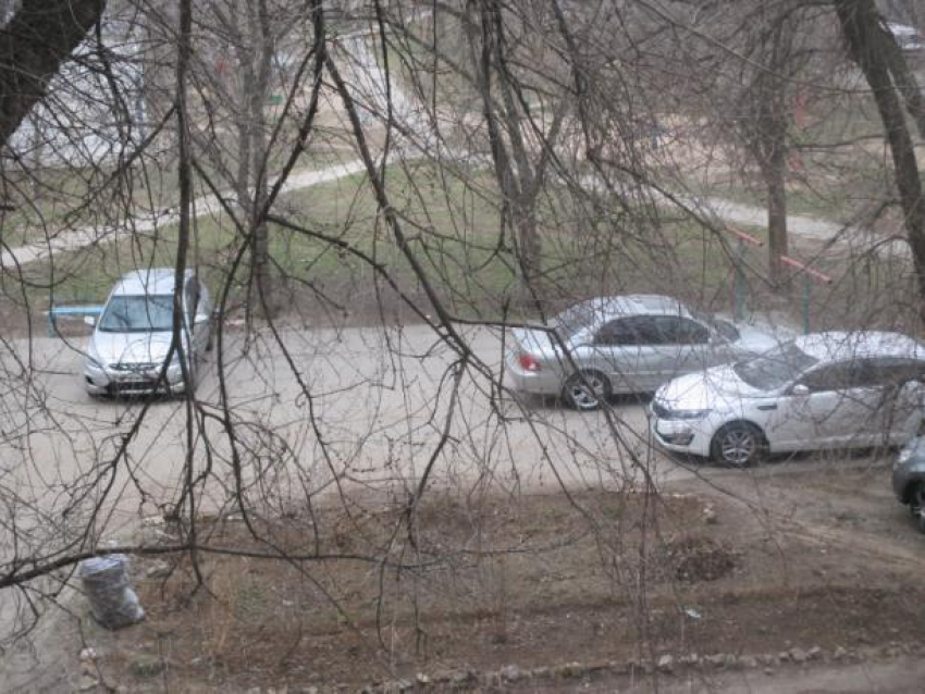 Детскую и бельевую площадки оккупировали водители во дворе многоэтажки в Волжском 