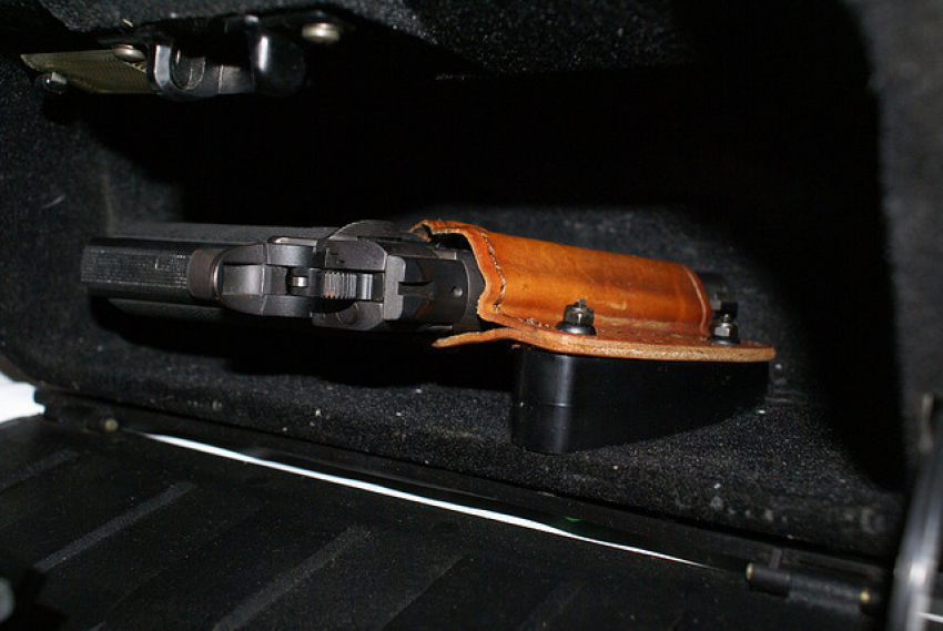 Инспектора ДПС изъяли у волжанина огнестрельное оружие