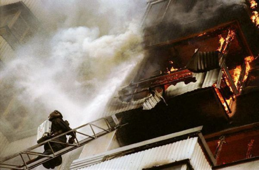 В Волжском из-за пожара в десятиэтажке пришлось эвакуировать троих человек
