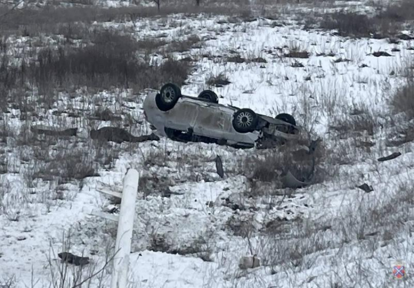 В Волгоградской области мужчина погиб в перевернувшемся авто