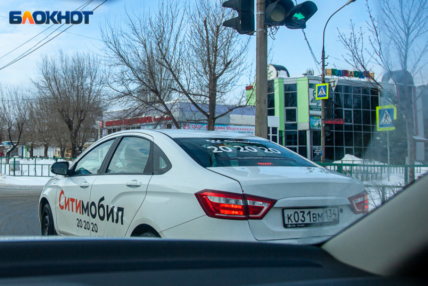 «В такси - только наличными»: в Волжском таксисты начали отказываться от онлайн-оплаты
