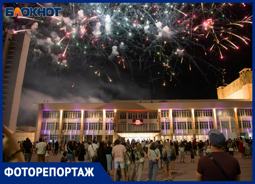 Ярким салютом на главной площади закончили празднование 70-летия Волжского