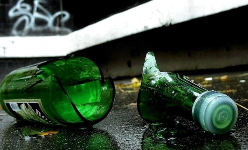 В Волжском 25-летняя девушка разбила бутылку о лицо подруги
