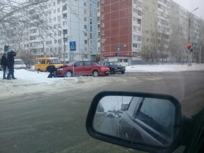 На перекрестке Волжского произошла массовая авария