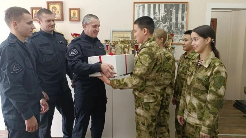 Школьники из Волжского поздравили Росгвардию с 10-летием