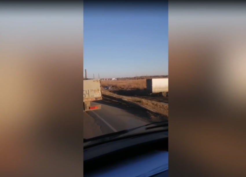Фура и две легковушки столкнулись под Волжским: видео с места происшествия