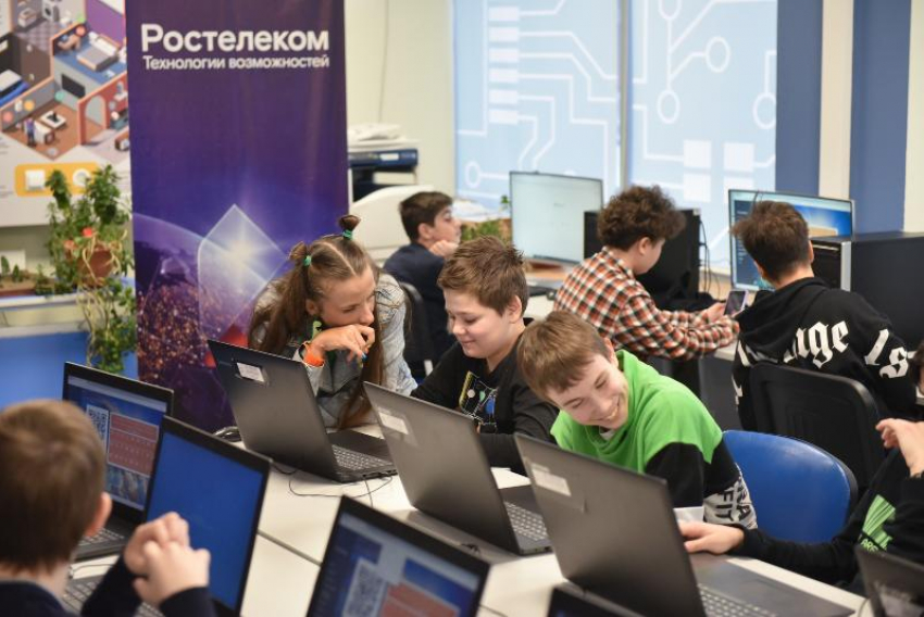 «Кибербезопасный мир»: «Ростелеком» в Волгограде провел лекции и мастер-классы для школьников