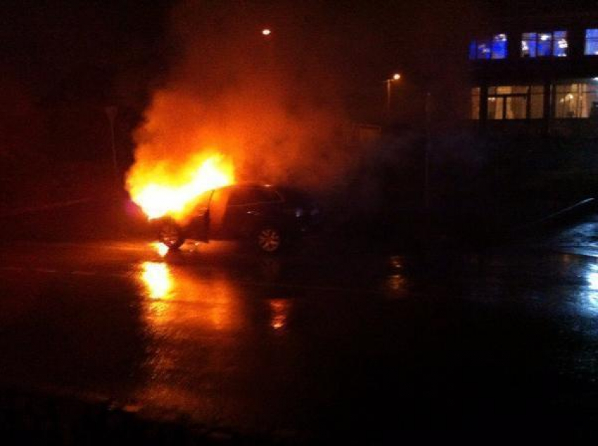 На севере Волгограда по неясным причинам прямо на дороге загорелся кроссовер