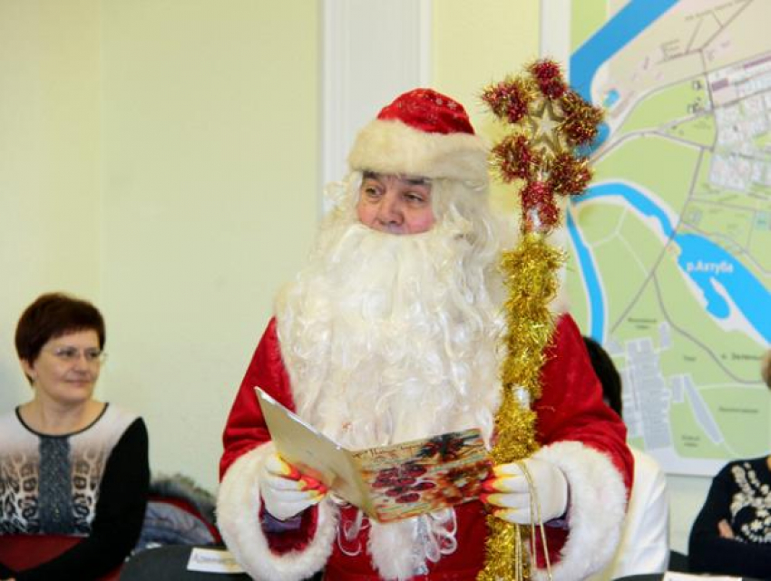 Дед Мороз отпустил волжских депутатов на каникулы