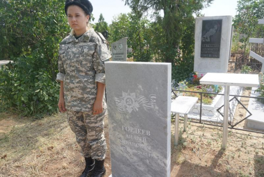В Волжском заменили 24 памятника на могилах ветеранов
