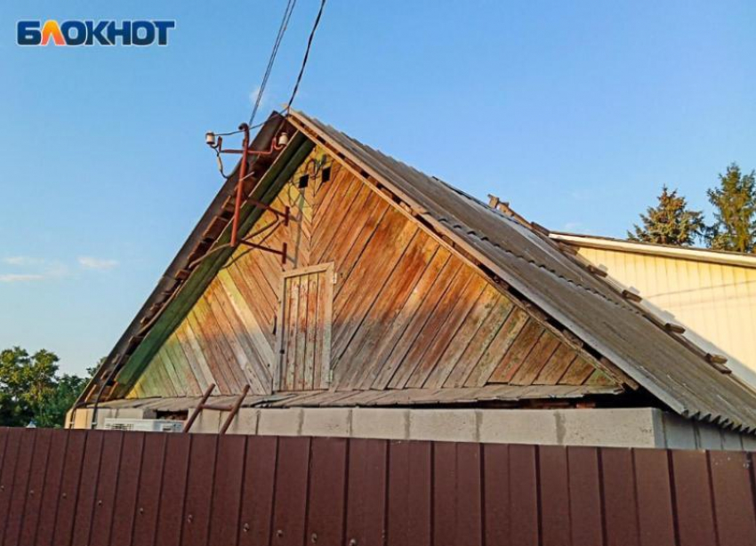 Ураганный ветер снес крыши 2 детских садов и 16 домов под Волгоградом