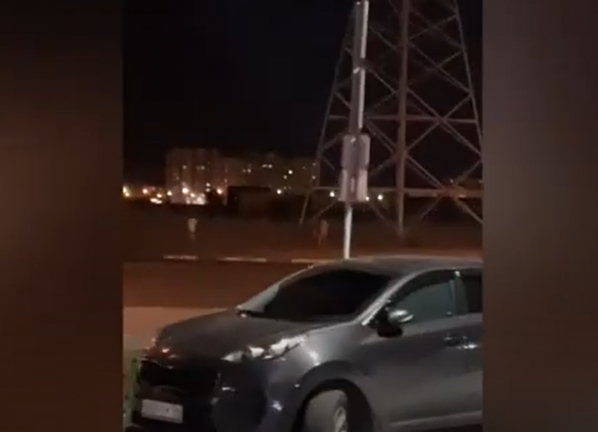 Пьяный мужчина гнался по улице за девушками в Волжском
