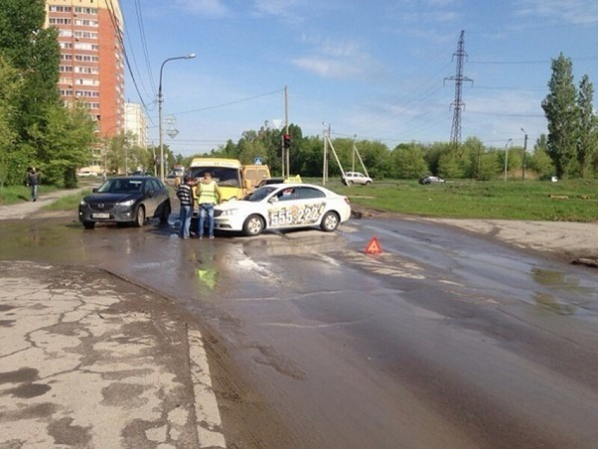 В Волжском столкнулись маршрутка и такси