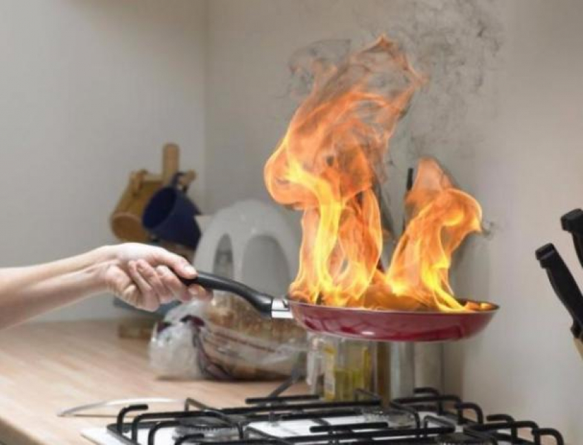 Волжанка пострадала в огне в своей кухне