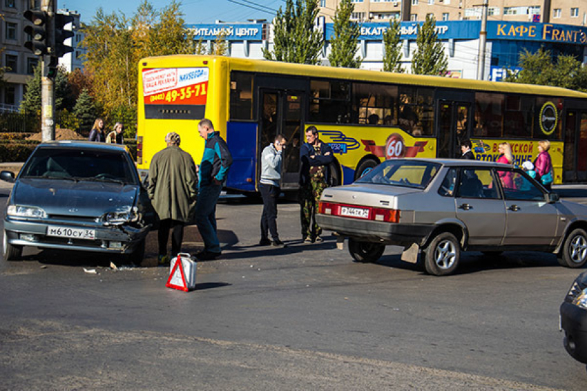 В Волжском произошла очередная авария на ул. Мира