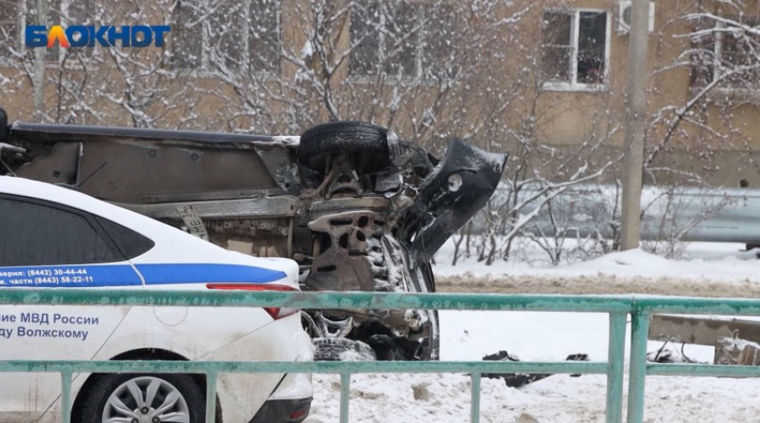 Официальные подробности аварии с опрокидыванием машины в Волжском на Карбышева: видео