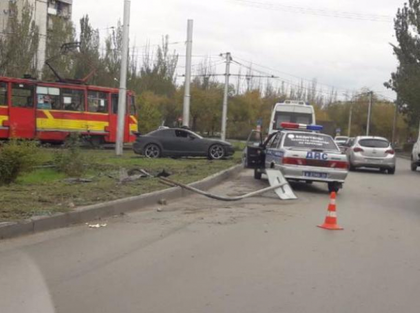 Красивая Mazda вылетела за бордюр в Волжском
