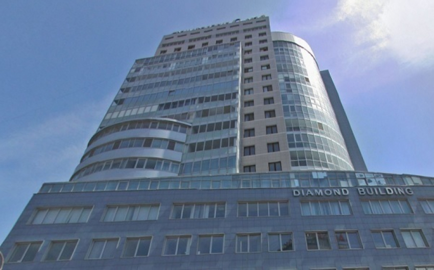 Тушить офисное здание в центре Волгограда отправились семь пожарных расчетов
