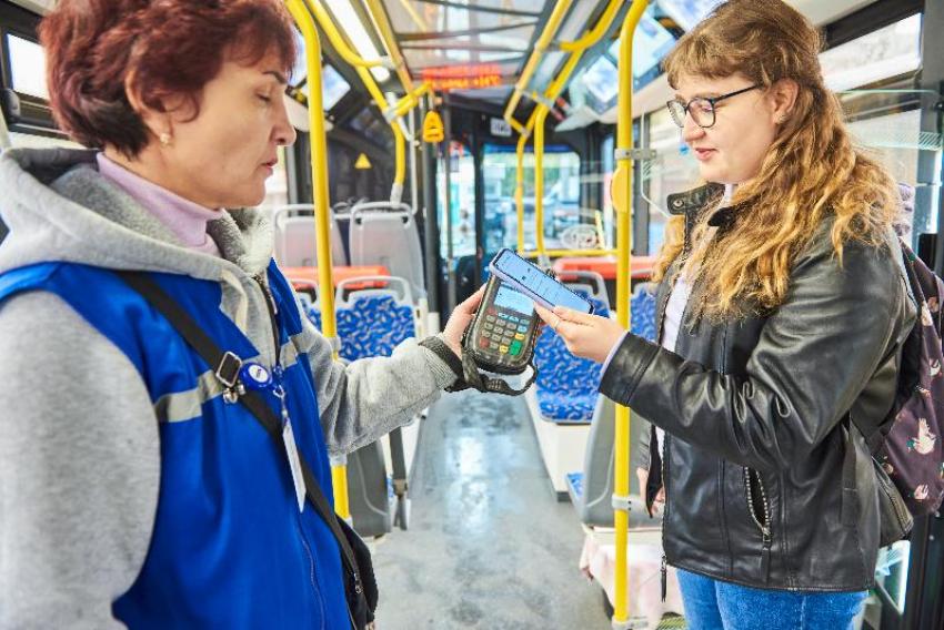 Волжане катаются на речных трамвайчиках со скидкой благодаря смартфонам