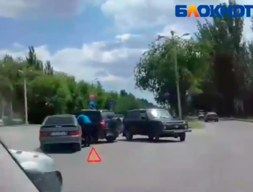 На видео попала наглая автоледи, которая пыталась объехать ДТП в Волжском по «встречке"