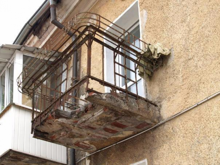 Управляющая компания заплатила за ветхий балкон 125 тысяч рублей