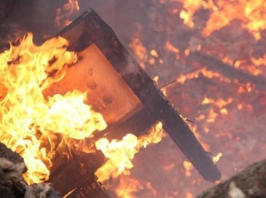 Из горящего дома в Волжском эвакуировали 10 человек