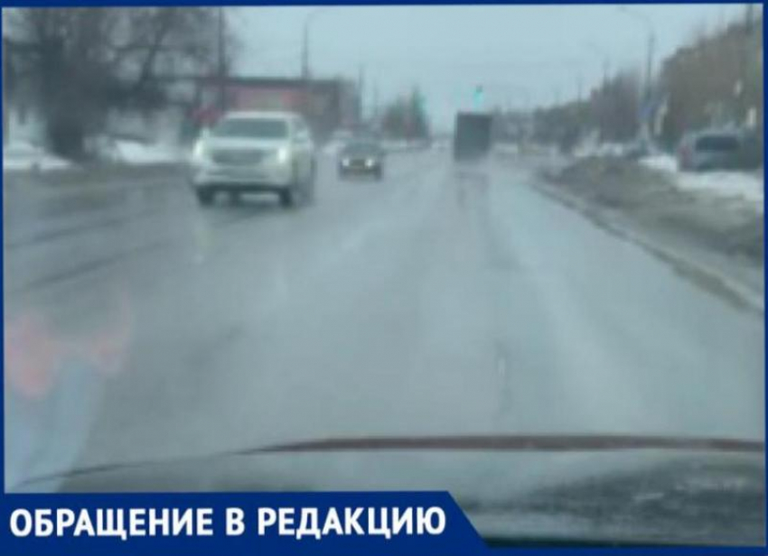 Снег сошел с дорог Волжского вместе с разметкой: водители бьют тревогу