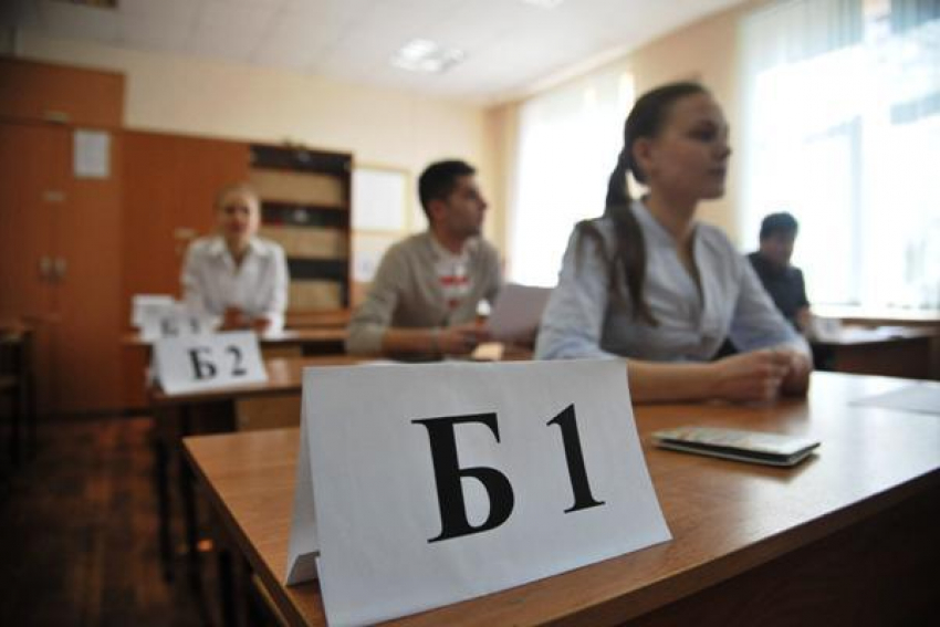 Трое волжских выпускников сдали первые ЕГЭ на все сто