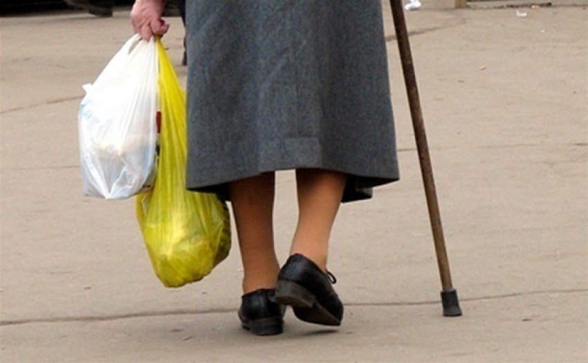 В Волжском 62-летняя пенсионерка угодила под колеса авто сотрудника «Ростелекома» 