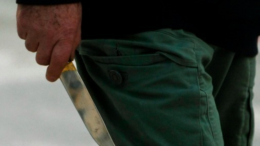 На севере Волгограда мужчина дважды вонзил нож в грудь старшего брата