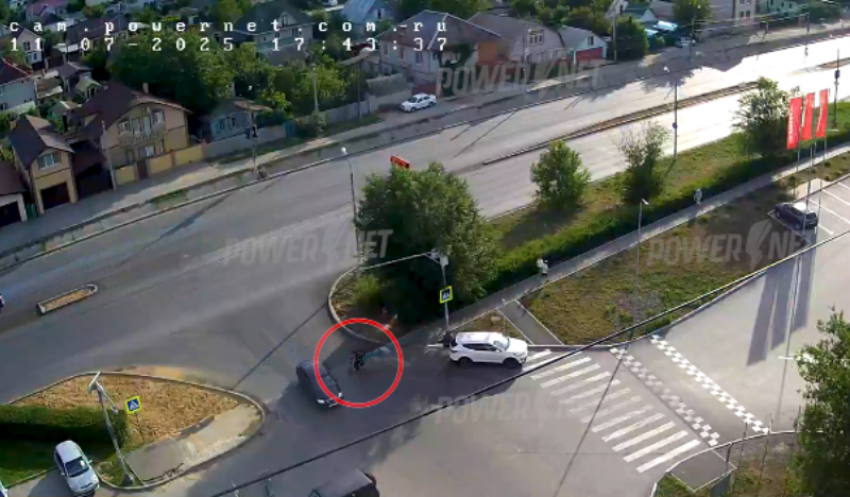 3 подростков на одном самокате чуть не угодили под колеса авто в Волжском