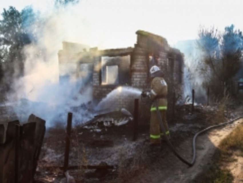Деревянный дом сгорел ночью в Среднеахтубинском районе
