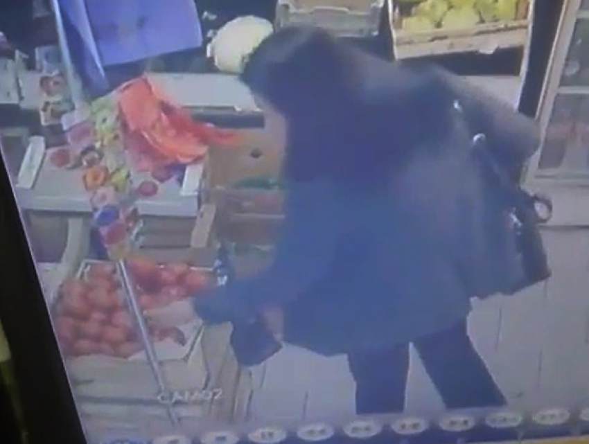 Похитительница помидоров из магазина попала на видео в Волжском 