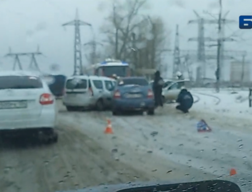 На железнодорожном переезде после Волжской ГЭС произошла массовая авария