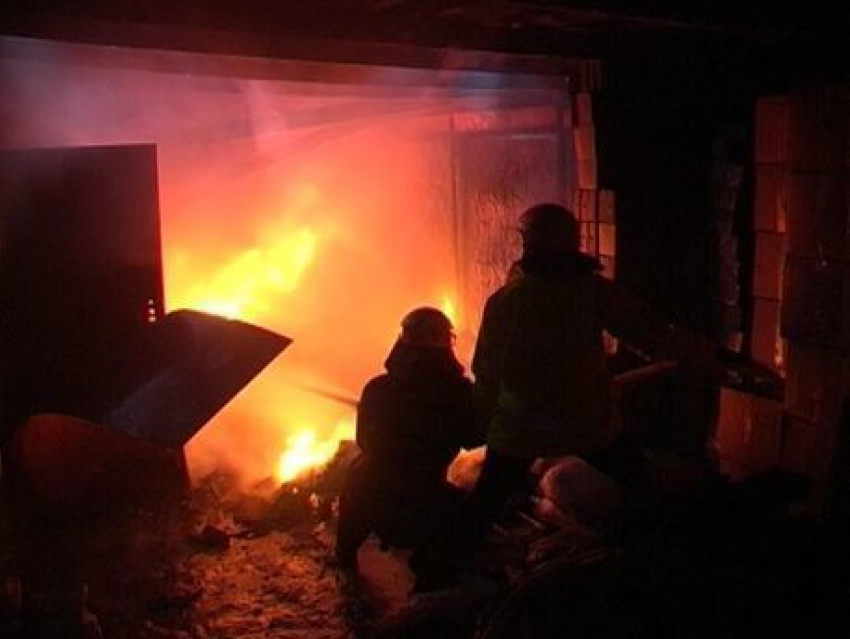 Ночью из-за игр с огнем в Волжском воспламенился гараж