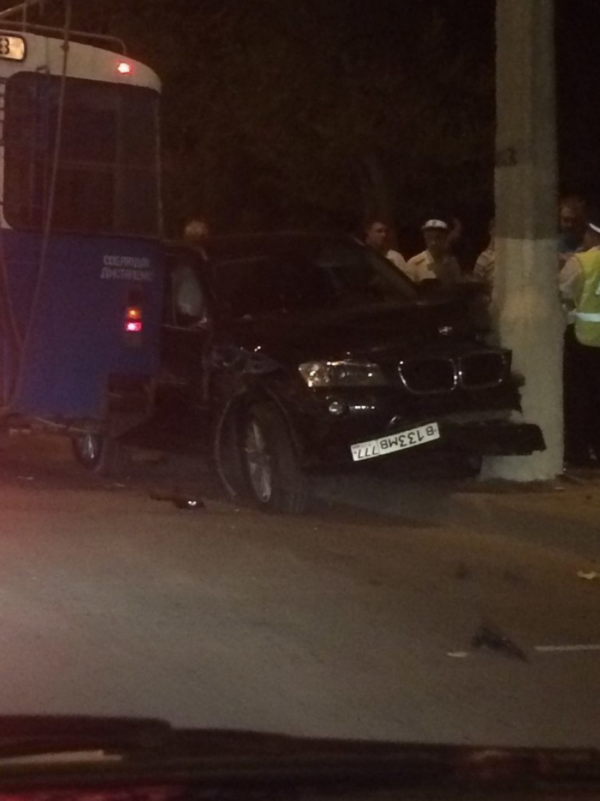 В Волгограде водитель BMW устроил тройное ДТП и влетел в столб