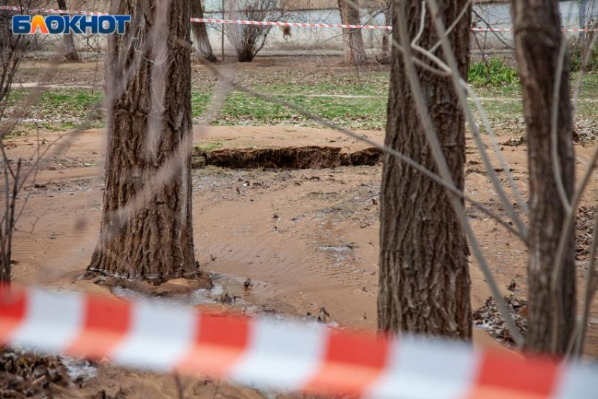 На двух улицах в Волжском перекрыли воду из-за очередной протечки