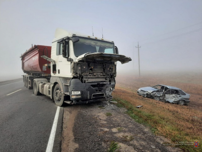 Смертельную аварию на трассе устроил водитель грузовика в Волгоградской области