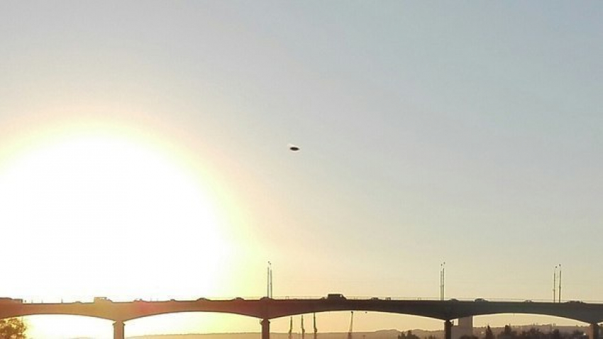 Есть контакт: в Камышине над Бородинским мостом засняли НЛО