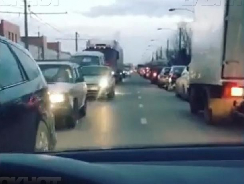 Пафосной автоледи посреди дороги оказался мажор из Волжского